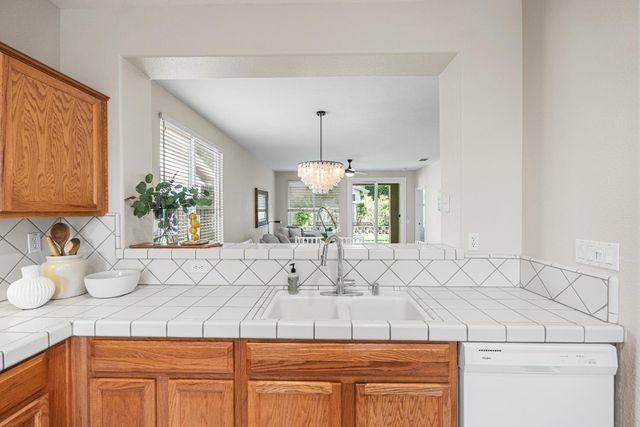 1295 Hawthorne Ln, Lincoln, CA 95648