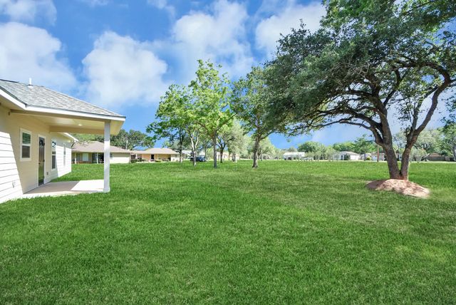 706 Clara Ave, El Campo, TX 77437