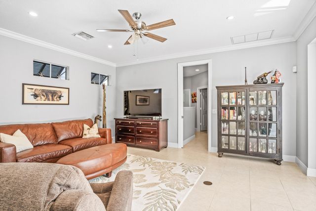 224 Oak Hammock Circle SW, Vero Beach, FL 32962