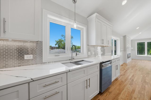 8011 S Oconto Avenue, Bridgeview, IL 60455