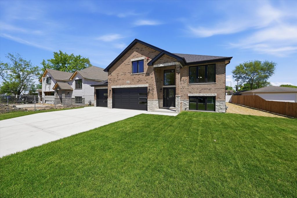 8011 S Oconto Avenue, Bridgeview, IL 60455