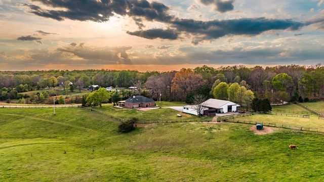 1075 Fannie Nicholson Rd, Chapmansboro, TN 37035