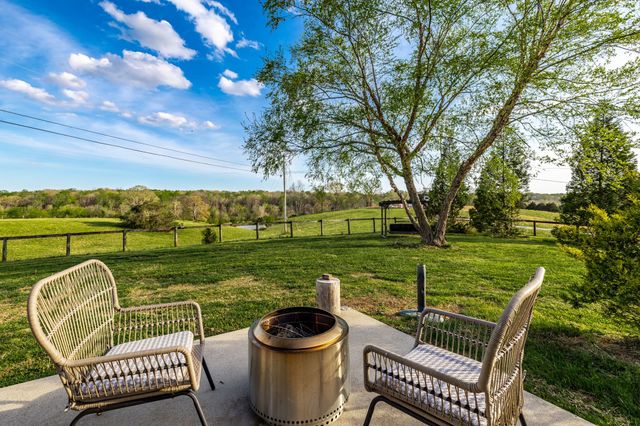 1075 Fannie Nicholson Rd, Chapmansboro, TN 37035