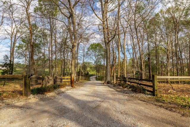 1075 Fannie Nicholson Rd, Chapmansboro, TN 37035
