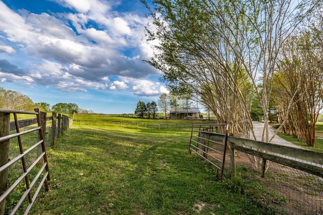 1075 Fannie Nicholson Rd, Chapmansboro, TN 37035