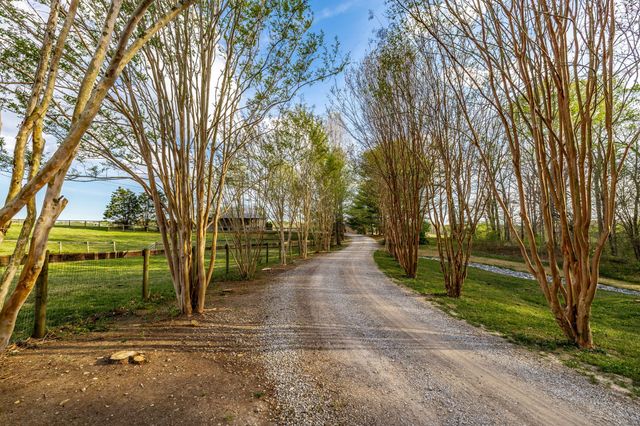 1075 Fannie Nicholson Rd, Chapmansboro, TN 37035