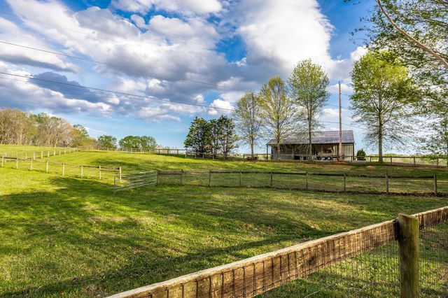 1075 Fannie Nicholson Rd, Chapmansboro, TN 37035
