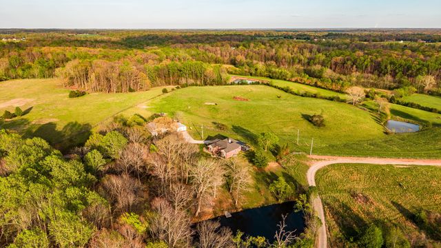 1075 Fannie Nicholson Rd, Chapmansboro, TN 37035