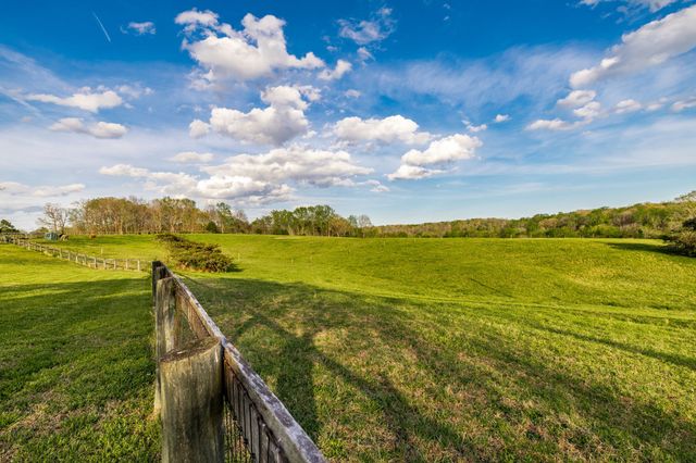 1075 Fannie Nicholson Rd, Chapmansboro, TN 37035