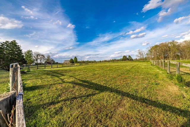 1075 Fannie Nicholson Rd, Chapmansboro, TN 37035