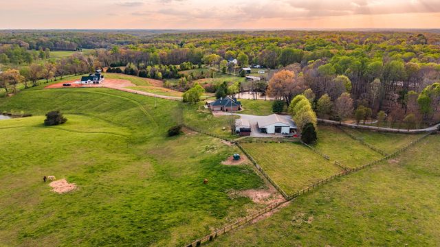 1075 Fannie Nicholson Rd, Chapmansboro, TN 37035