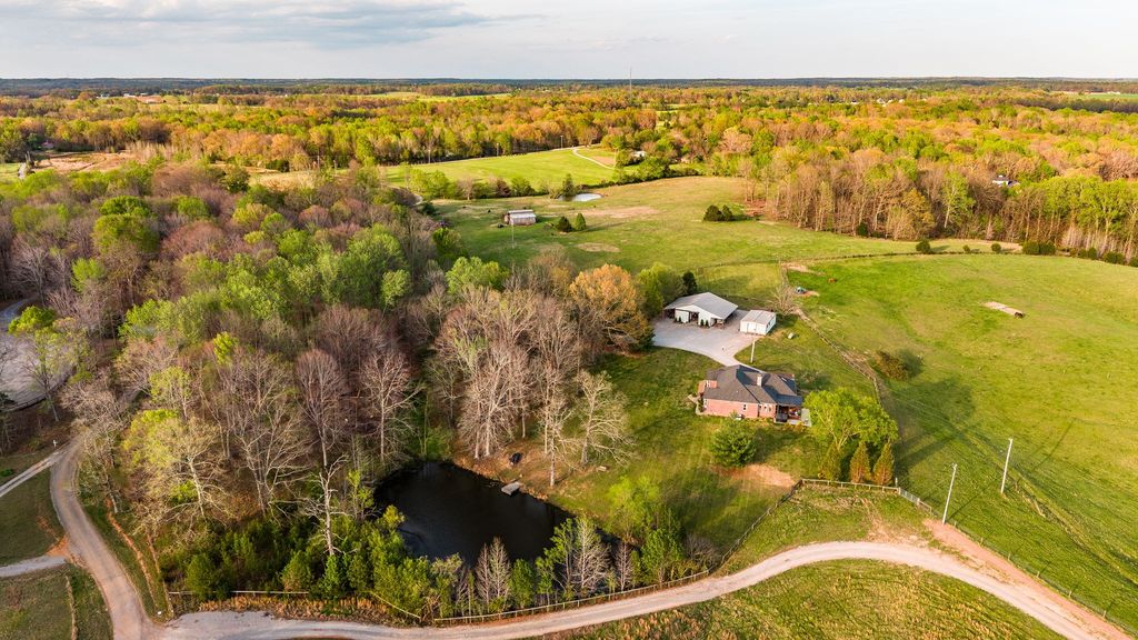 1075 Fannie Nicholson Rd, Chapmansboro, TN 37035
