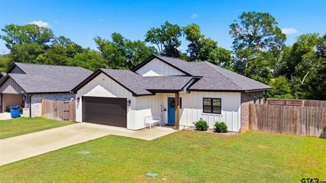17018 Crossing Circle, Lindale, TX 75771