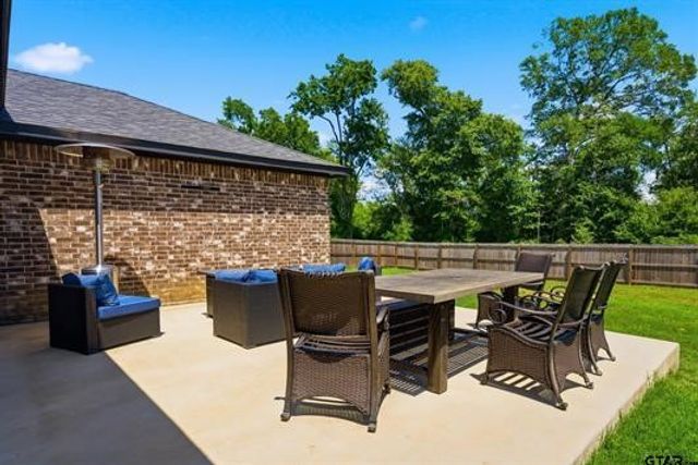 17018 Crossing Circle, Lindale, TX 75771