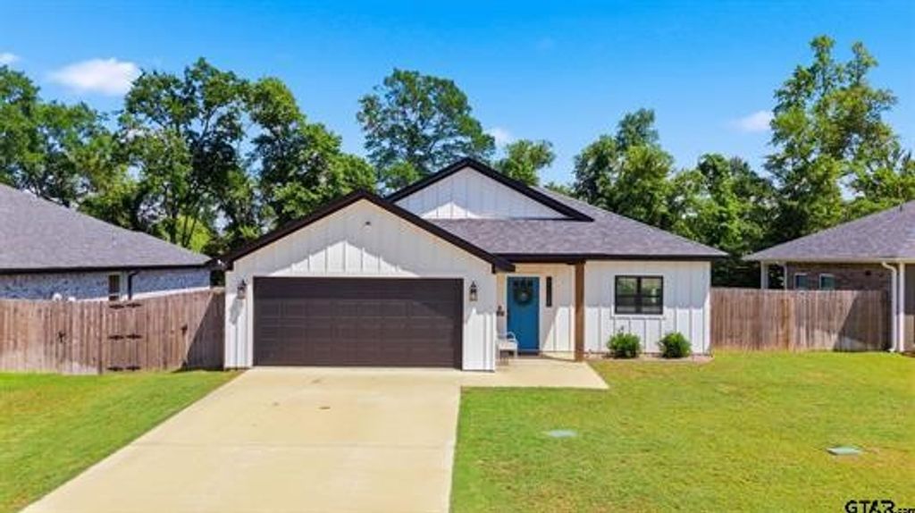 17018 Crossing Circle, Lindale, TX 75771
