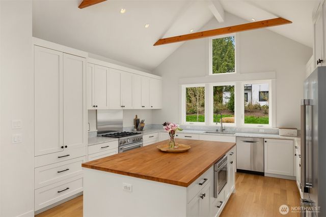 9581 NE Sigrids Court, Bainbridge Island, WA 98110