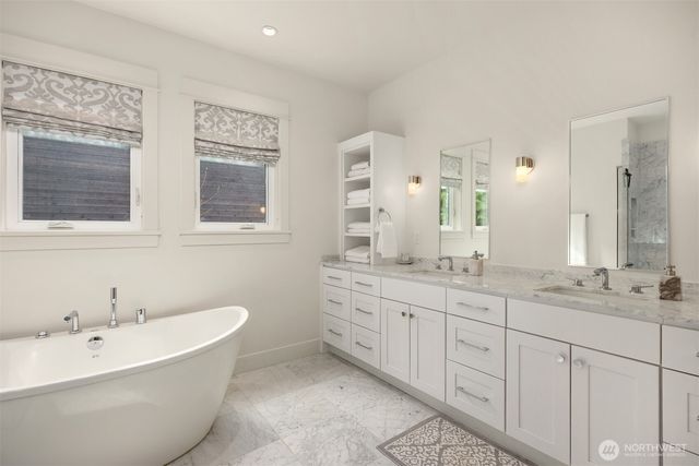 9581 NE Sigrids Court, Bainbridge Island, WA 98110