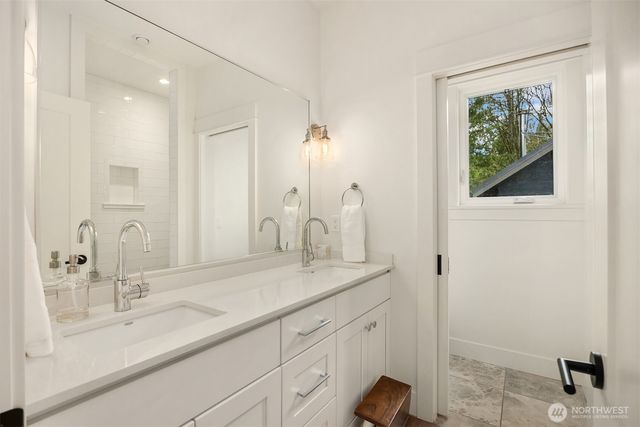 9581 NE Sigrids Court, Bainbridge Island, WA 98110