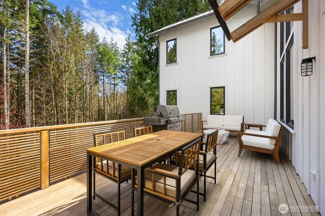 9581 NE Sigrids Court, Bainbridge Island, WA 98110