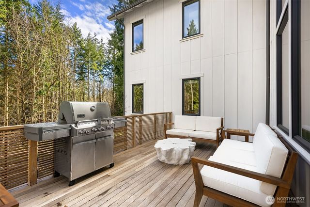 9581 NE Sigrids Court, Bainbridge Island, WA 98110