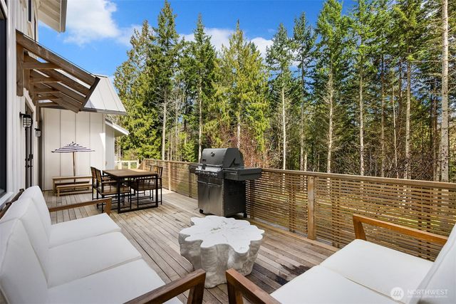 9581 NE Sigrids Court, Bainbridge Island, WA 98110