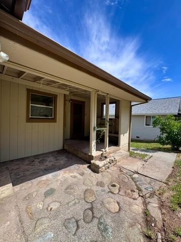 240 Pleasant St, Colfax, CA 95713