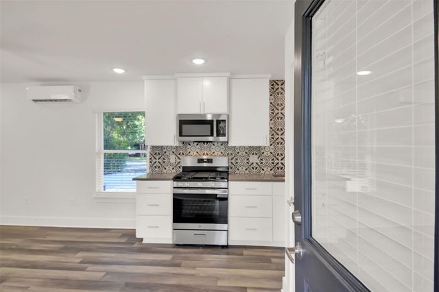 2101 Benwick CIR B, Austin, TX 78723