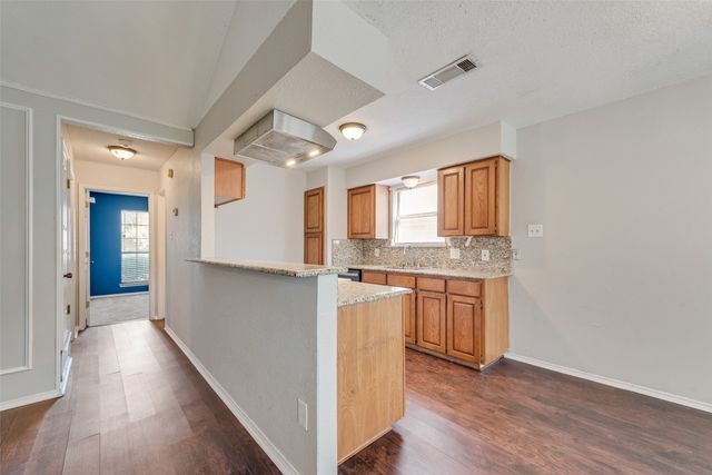 806 Wind Brooke Drive, Arlington, TX 76001