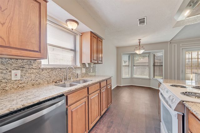 806 Wind Brooke Drive, Arlington, TX 76001