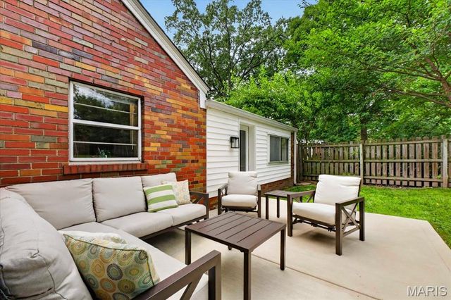 7829 Kenridge Lane, Shrewsbury, MO 63119