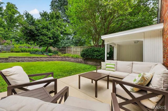 7829 Kenridge Lane, Shrewsbury, MO 63119