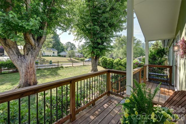 34 Knoll Ridge Drive, Asheville, NC 28804