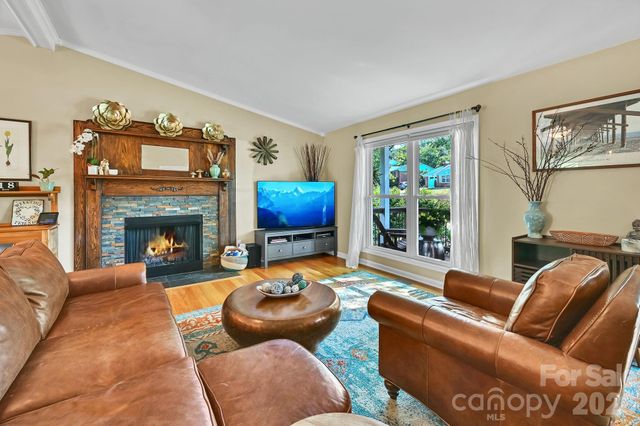 34 Knoll Ridge Drive, Asheville, NC 28804