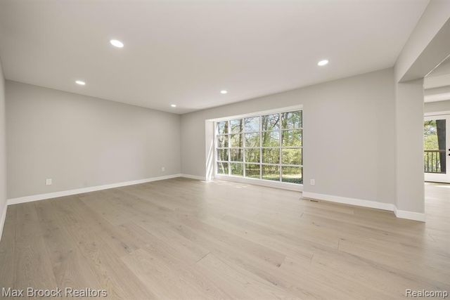 5240 Clarendon Crest Street, Bloomfield Hills, MI 48302