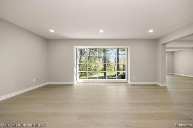 5240 Clarendon Crest Street, Bloomfield Hills, MI 48302