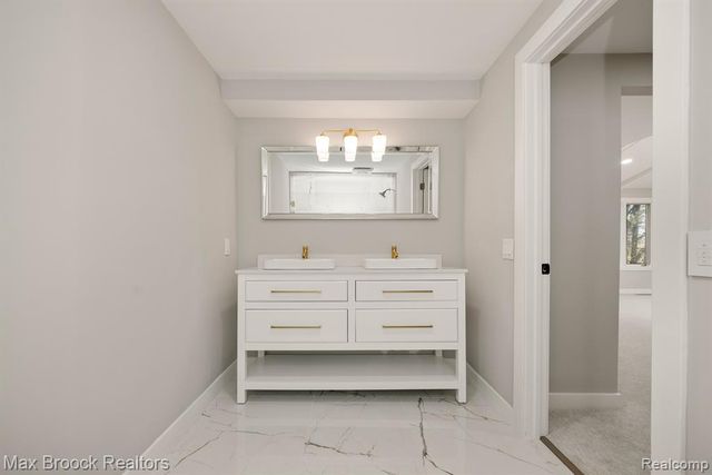 5240 Clarendon Crest Street, Bloomfield Hills, MI 48302