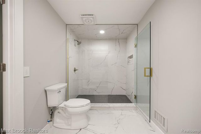 5240 Clarendon Crest Street, Bloomfield Hills, MI 48302