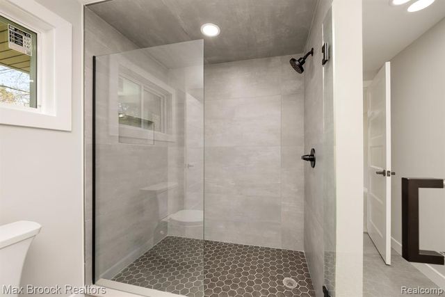 5240 Clarendon Crest Street, Bloomfield Hills, MI 48302