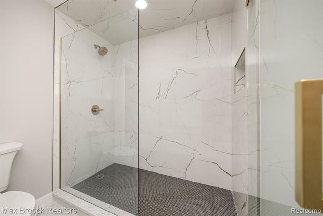 5240 Clarendon Crest Street, Bloomfield Hills, MI 48302