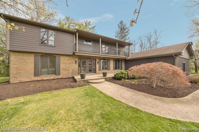 5240 Clarendon Crest Street, Bloomfield Hills, MI 48302