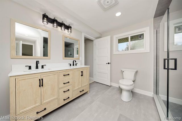 5240 Clarendon Crest Street, Bloomfield Hills, MI 48302