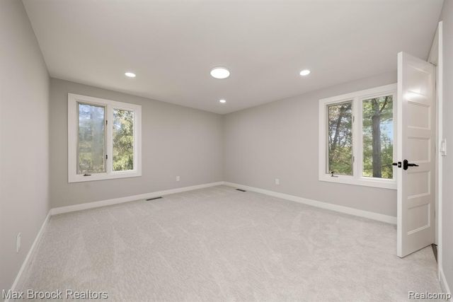 5240 Clarendon Crest Street, Bloomfield Hills, MI 48302