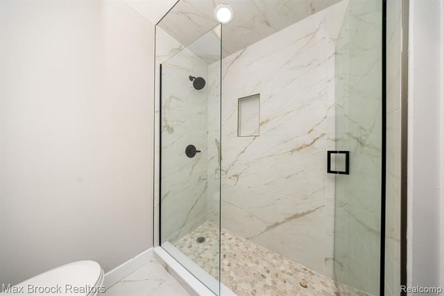 5240 Clarendon Crest Street, Bloomfield Hills, MI 48302