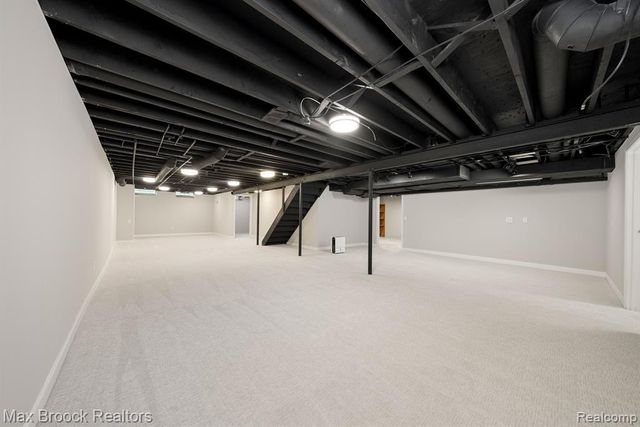 5240 Clarendon Crest Street, Bloomfield Hills, MI 48302