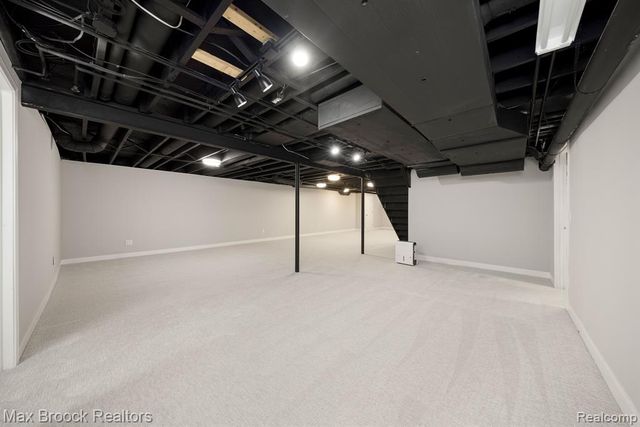 5240 Clarendon Crest Street, Bloomfield Hills, MI 48302