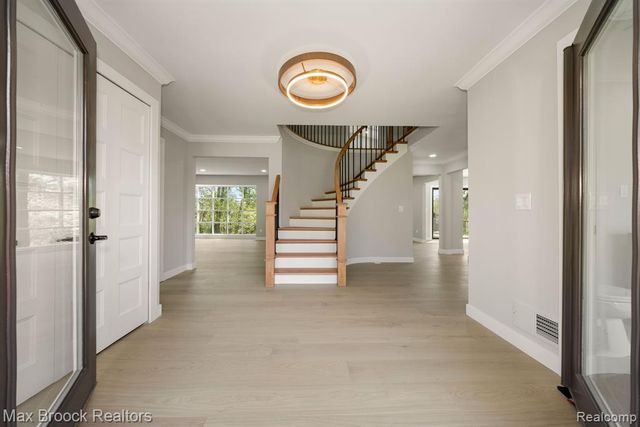 5240 Clarendon Crest Street, Bloomfield Hills, MI 48302