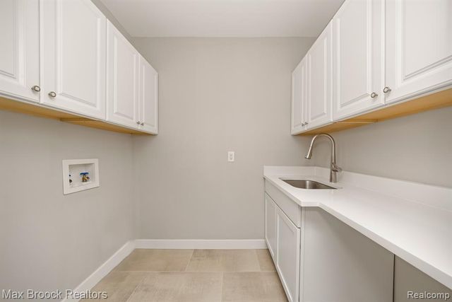 5240 Clarendon Crest Street, Bloomfield Hills, MI 48302