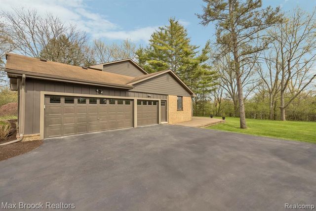 5240 Clarendon Crest Street, Bloomfield Hills, MI 48302