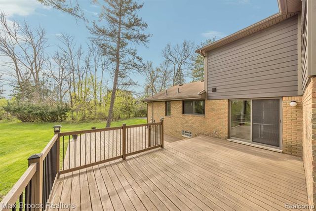 5240 Clarendon Crest Street, Bloomfield Hills, MI 48302