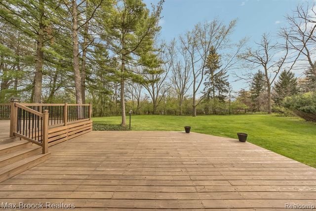 5240 Clarendon Crest Street, Bloomfield Hills, MI 48302